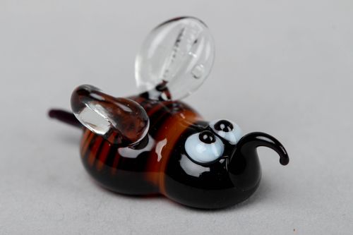 Figura de vidrio hecha a mano con forma de abejorro - MADEheart.com