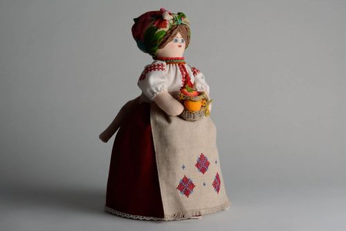 Poupée à théière en lin faite main - MADEheart.com
