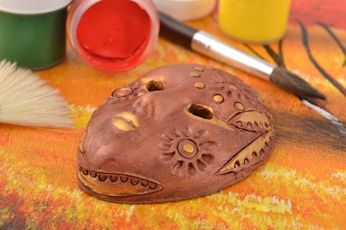 Imán decorativo original hecho a mano de arcilla roja con forma de máscara - MADEheart.com