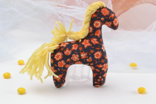 Cavallino di peluche fatto a mano pupazzo di peluche giocattolo di peluche - MADEheart.com