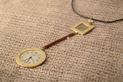 Origineller runder Anhänger Steampunk aus Gelbkupfer mit Uhr handmade für Damen - MADEheart.com