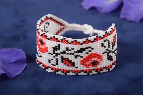 Handmade Armband aus Glasperlen breit in Weiß mit Ornament Designer Accessoire - MADEheart.com