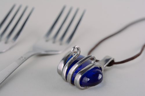Металлический кулон из мельхиоровой вилки с синим искусственным камнем - MADEheart.com