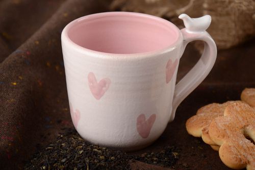 Glasierte Tasse aus Ton mit Vogel und Herzen weiß rosa 300 ml handgemacht  - MADEheart.com