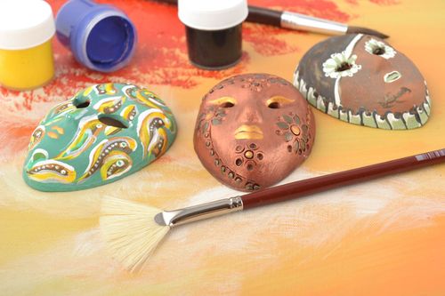 Lot de masques décoratifs en argile faits main peints miniatures 3 pièces - MADEheart.com