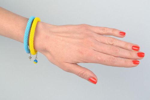 Handmade Armbänder Set aus Glasperlen zwei Stück gelb ud balu für Ethno Kleidung - MADEheart.com