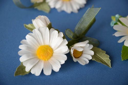 Broche avec fleurs de marguerite blanche en tissu avec feuilles faite main - MADEheart.com