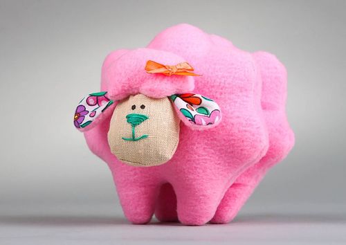 Brinquedo macio ovelha rosa - MADEheart.com