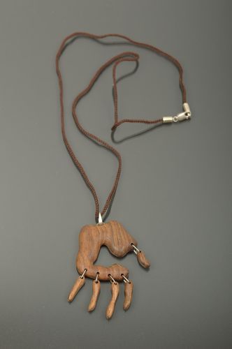 Pendentif bois de noyer Bijou fait main sur lacet Accessoire femme Main - MADEheart.com