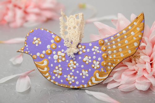 Colgante de madera hecho a mano pintado con acrílicos de abalorios y encaje - MADEheart.com