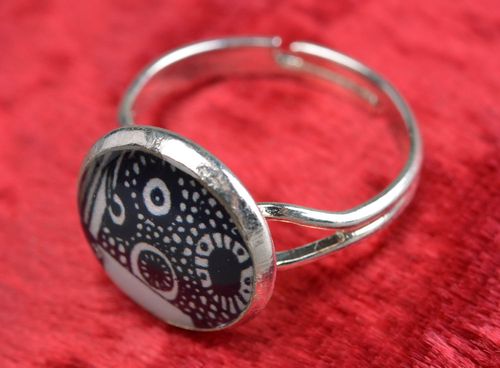 Черно белое кольцо с принтом в технике декупаж с ювелирной смолой ручной работы круглое - MADEheart.com