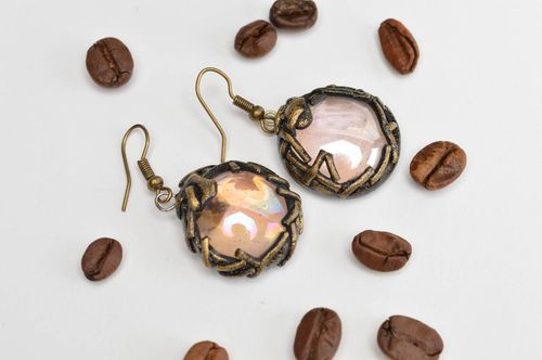 Boucles doreilles en verre et pâte polymère roses rondes faites main pendantes - MADEheart.com