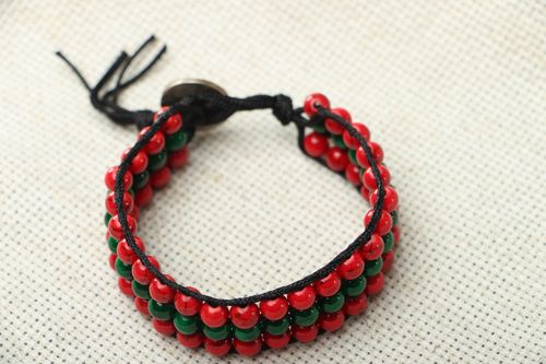 Breites Armband aus Korallen und Malachit - MADEheart.com