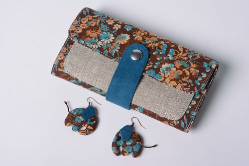 Homemade cotton and linen wallet and earrings set with floral print - MADEheart.com