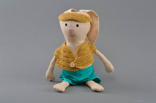 Juguete de peluche artesanal cosido de lino bonito Liebre en pantalón corto - MADEheart.com