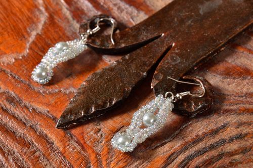 Brincos com pérolas artificiais compridos feitos à mão  - MADEheart.com