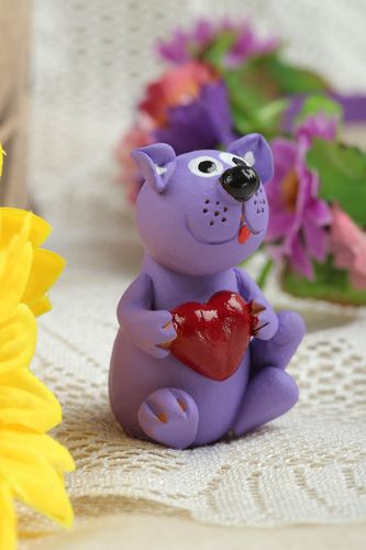 Statuette déco faite main Figurine chat avec coeur violette argile Déco maison - MADEheart.com