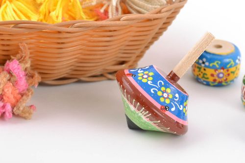 Künstler handmade Kreisel Spielzeug aus Holz mit Ökofarben bemalt - MADEheart.com