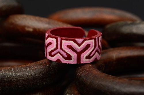 Кольцо ручной работы оригинальное кольцо красное с росписью кожаный аксессуар - MADEheart.com