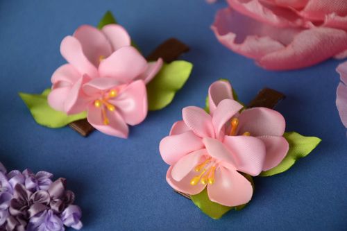 Grampos em forma das flores cor de rosa conjunto composto de 2 peças  - MADEheart.com