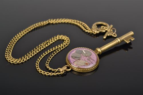 Ciondolo di resina epossidica fatto a mano pendente originale da donna - MADEheart.com