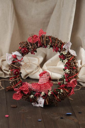 Interieur Kranz an Tür oder Wand aus Stoff und Holz handmade Schmuck für Haus - MADEheart.com
