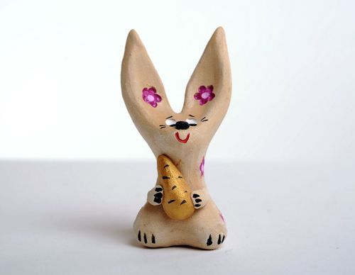 Apito de argila branca Lebre com cenoura - MADEheart.com