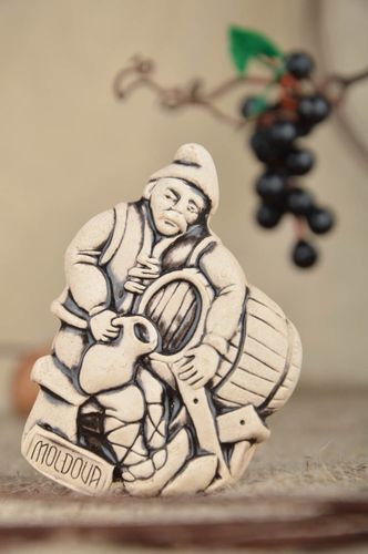 Petit magnet figurine en céramique beige fait main vigneron pour réfrigérateur - MADEheart.com
