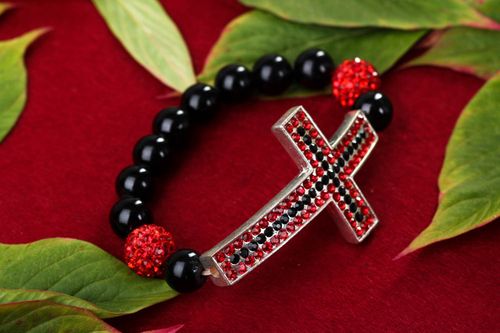 Bracelet en agate Bijou fait main avec croix rouge-noir Cadeau pour femme - MADEheart.com