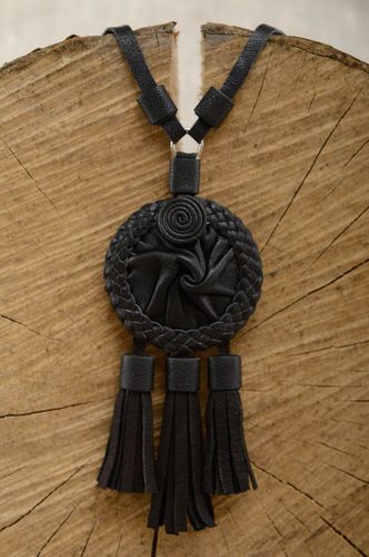Schwarzer Anhänger aus Leder  - MADEheart.com