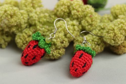 Boucles doreilles fraise Bijou fait main tricotées au crochet Cadeau femme - MADEheart.com