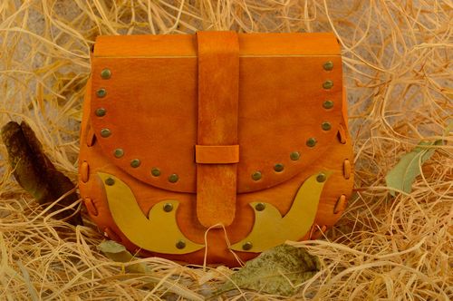 Damen Ledertasche handmade Accessoire für Frauen kleine Umhängetasche mit Nieten - MADEheart.com