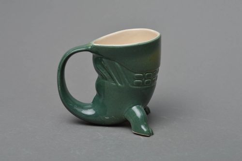Tasse en porcelaine verte faite main peinte de glaçure colorée avec pattes - MADEheart.com