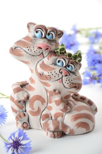 Alcancía artesanal original con forma de gatos de cerámica pintada para regalo - MADEheart.com