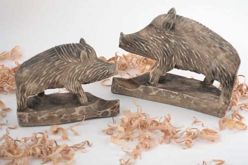 Handgemachte Statuetten aus Holz in Form von Wildsäuen groß und klein für Dekor - MADEheart.com