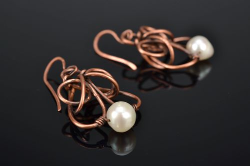 Wire wrap copper earrings with fresh water pearls - MADEheart.com