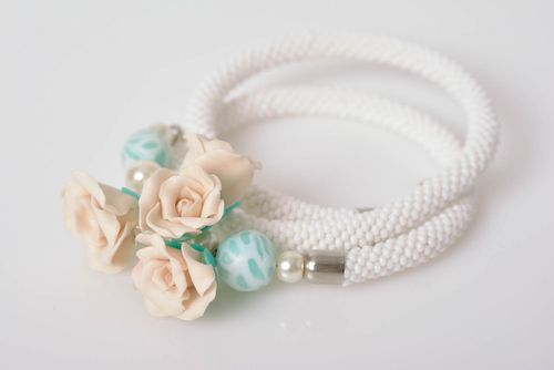 Bracelet en perles de rocaille avec fleurs en pâte polymère blanc fait main - MADEheart.com