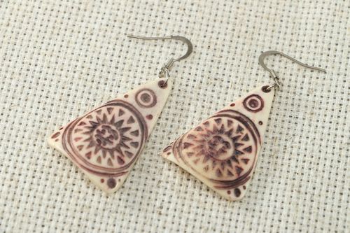 Dreieckige Ohrringe aus Knochen - MADEheart.com