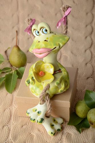 Hucha hecha a mano de barro alcancía de cerámica regalo original Rana con flor - MADEheart.com