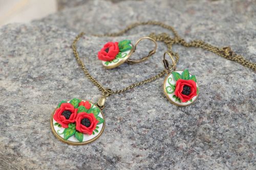 Juego de accesorios de arcilla polimérica colgante y pendientes artesanales Amapolas rojas - MADEheart.com