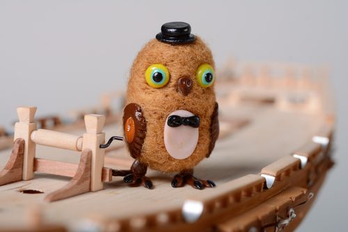 Miniatur Kuscheltier Eule in Trockenfilzen Technik - MADEheart.com