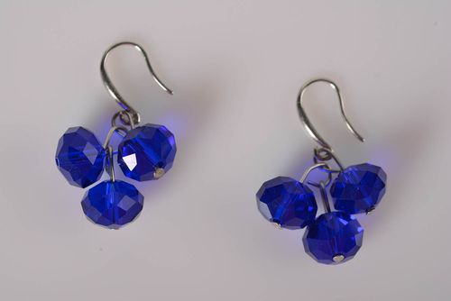Boucles doreilles pendantes Bijou fait main bleu perles plastiques Cadeau femme - MADEheart.com