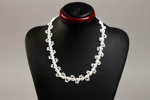 Collar artesanal de hilos blancos accesorio para mujeres bisutería fina - MADEheart.com