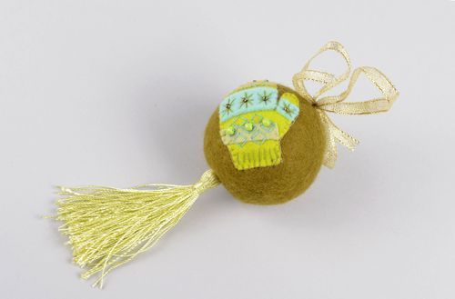 Adorno navideño casero de fieltro artersanal elemento decorativo regalo original - MADEheart.com