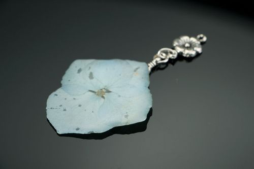 Pendant made of hydrangea, coated with epoxy resin - MADEheart.com