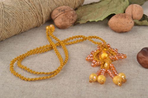 Pendentif en perles de rocaille Bijou fait main jaune macramé Cadeau femme - MADEheart.com