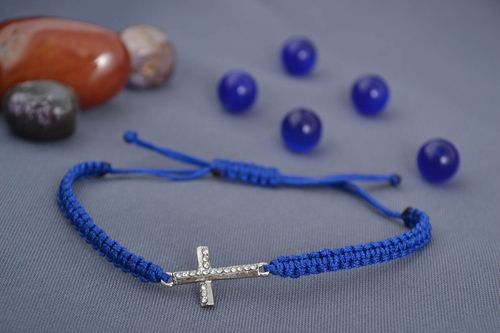 Bracelet textile Bijou fait main Accessoire femme en fils avec croix réglable - MADEheart.com