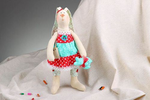 Puppe Tilda Hase mit Spielzeug - MADEheart.com