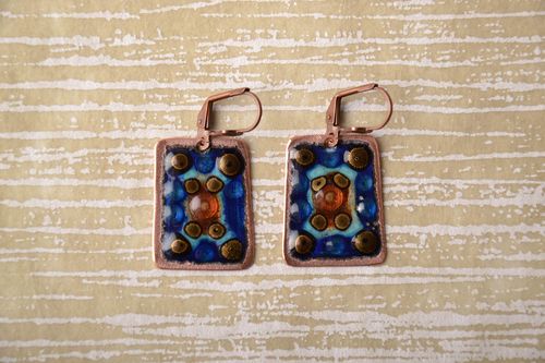 Pendientes rectangulares de cobre pintados con esmaltes  - MADEheart.com