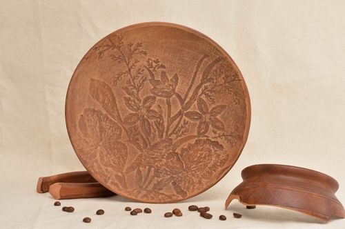 Grande assiette en terre cuite à motif floral ronde faite main marron clair - MADEheart.com
